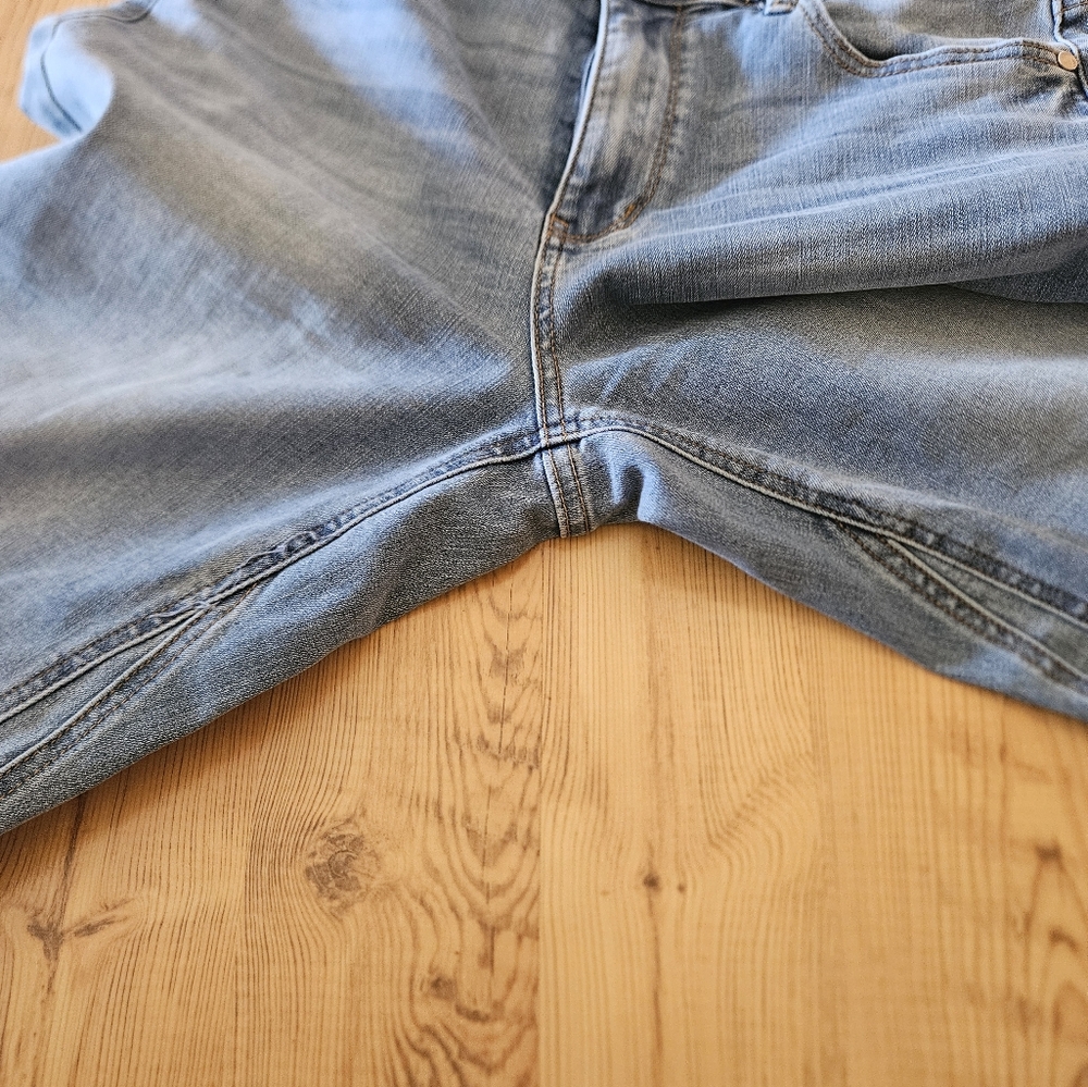 Judy Blue Women's Wide Crop Jeans - Picture 5 of 8